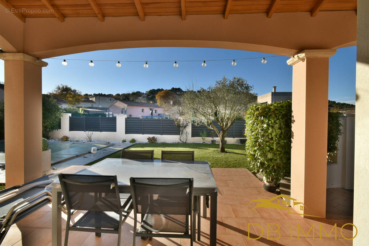 Maison à SAINT-LAURENT-DES-ARBRES