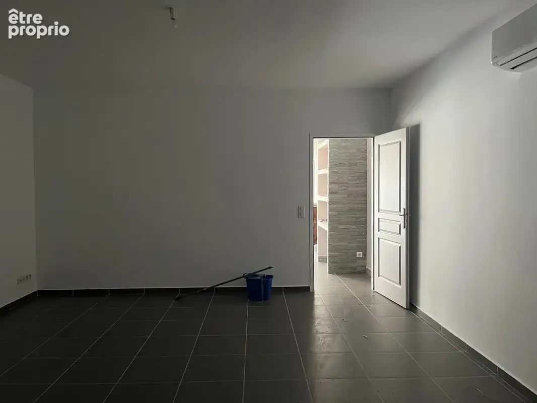 Terrain constructible de 3517 m² Bord de route comprenant 417 m² de locaux bruts - photo 6