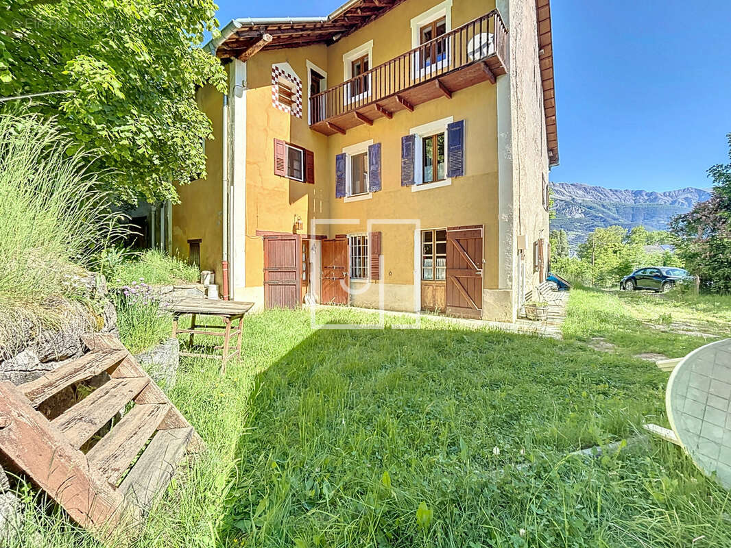 Maison à ENCHASTRAYES