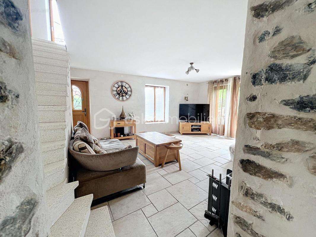 Maison à SAINT-MARTIN-DE-LA-CLUZE