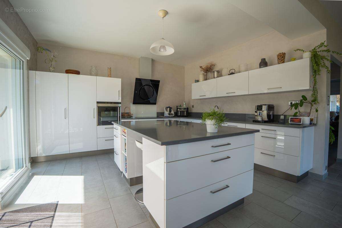Maison 208 m² à Engins  - photo 3