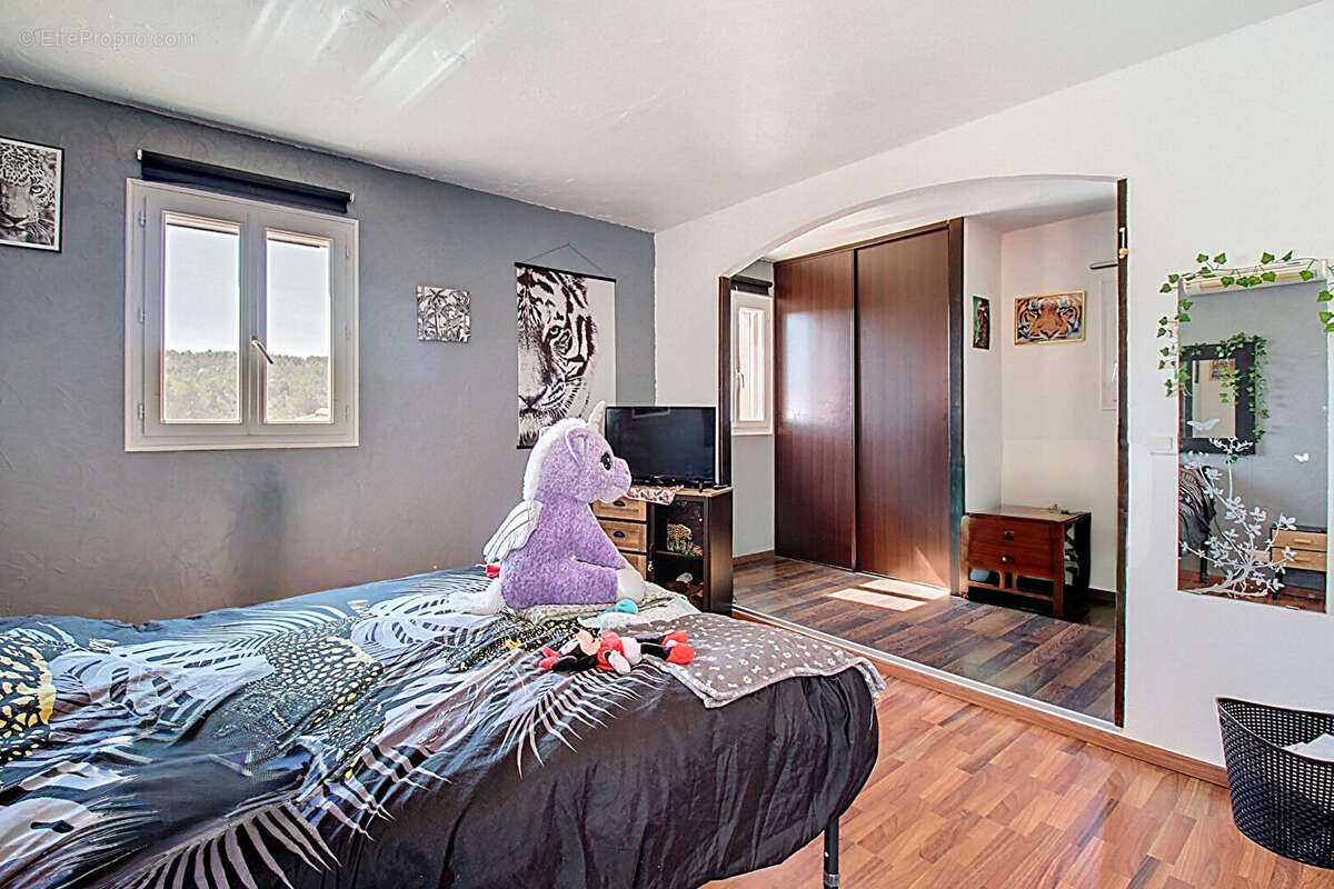 À VENDRE EN EXCLUSIVITÉ - CALLAS Maison 4 chambres avec piscine et grand terrain de 3205 m² - photo 16