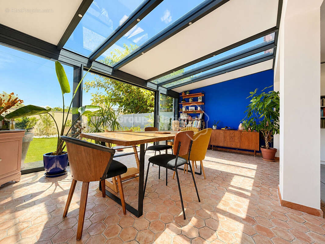 Maison T5 avec jardin, dépendance, garage et places de parking ! - photo 2