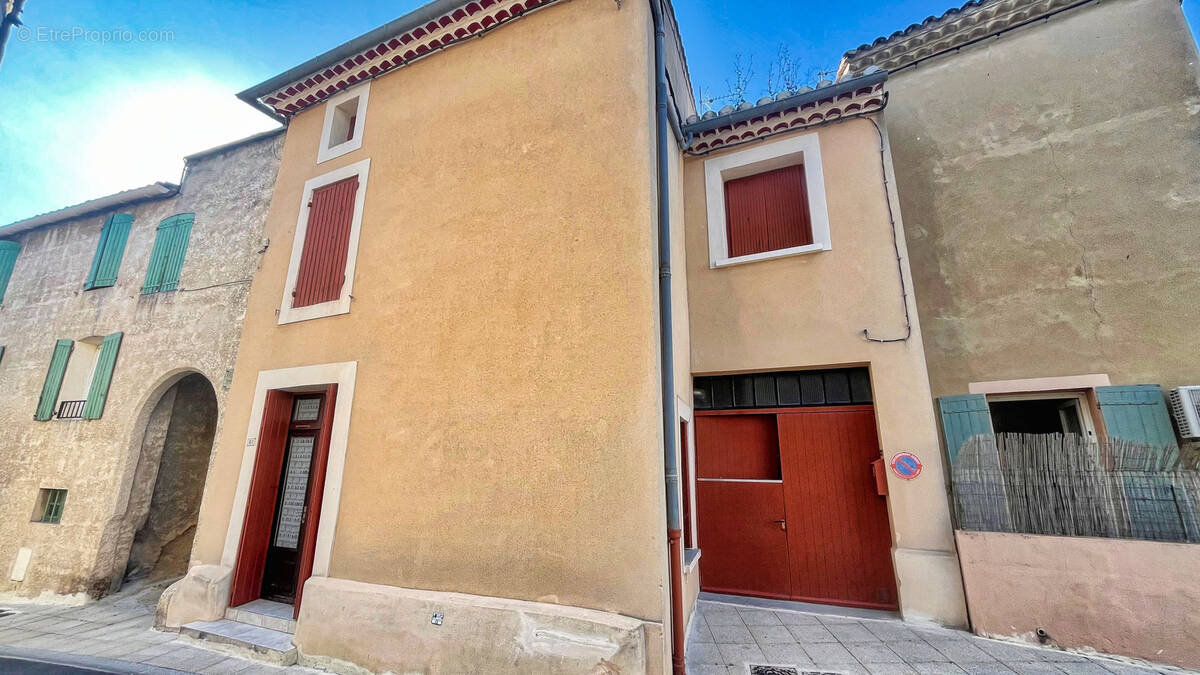 Maison à ENTRAIGUES-SUR-LA-SORGUE