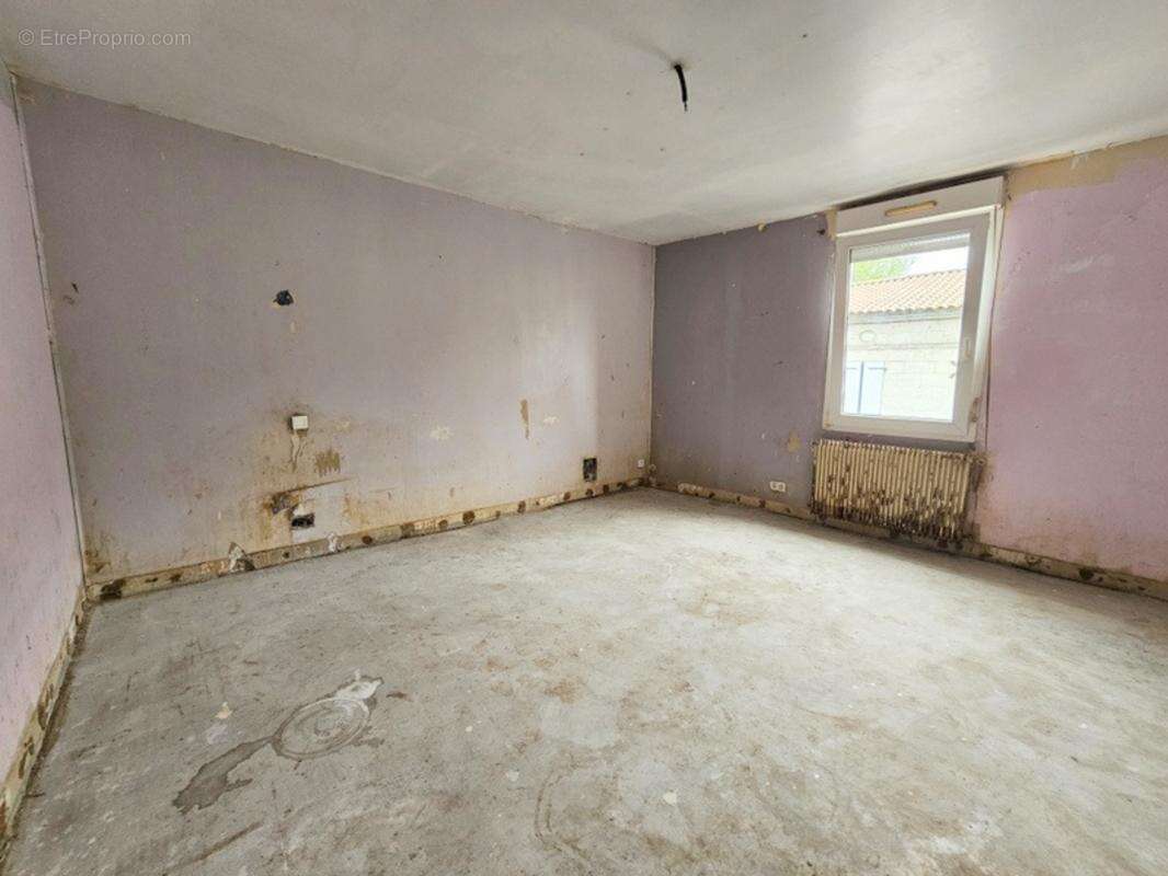 Maison de 100 m² avec 50 m² de comble ammenagable et grange de 26 m² le gond pontouvre (16) - photo 9
