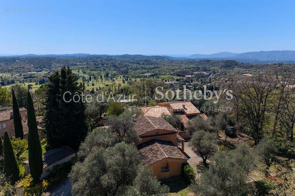 Maison à CHATEAUNEUF-GRASSE