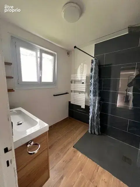 Salle de douche de la maison ancienne à Poses