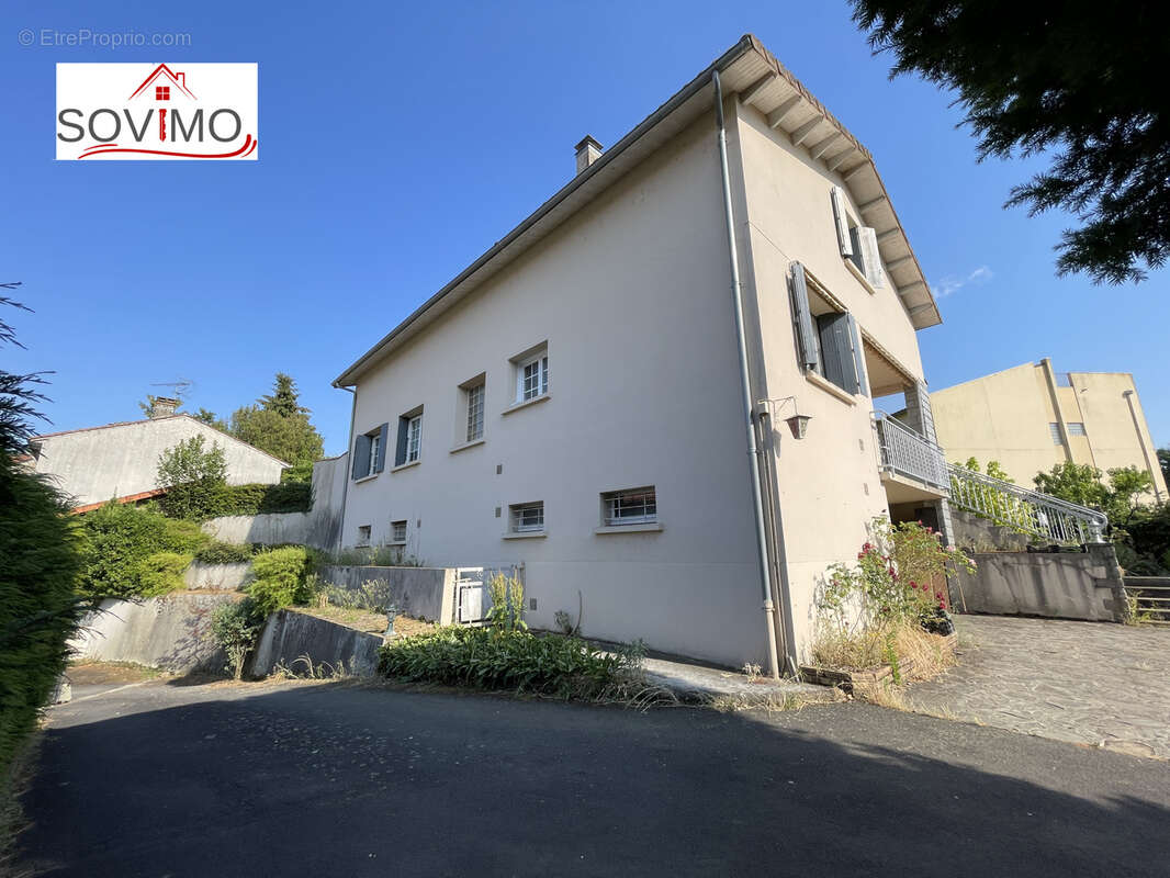 Rare en centre ville, maison familliale avec vue, dépendances et terrain clos de 817 m2. - photo 26