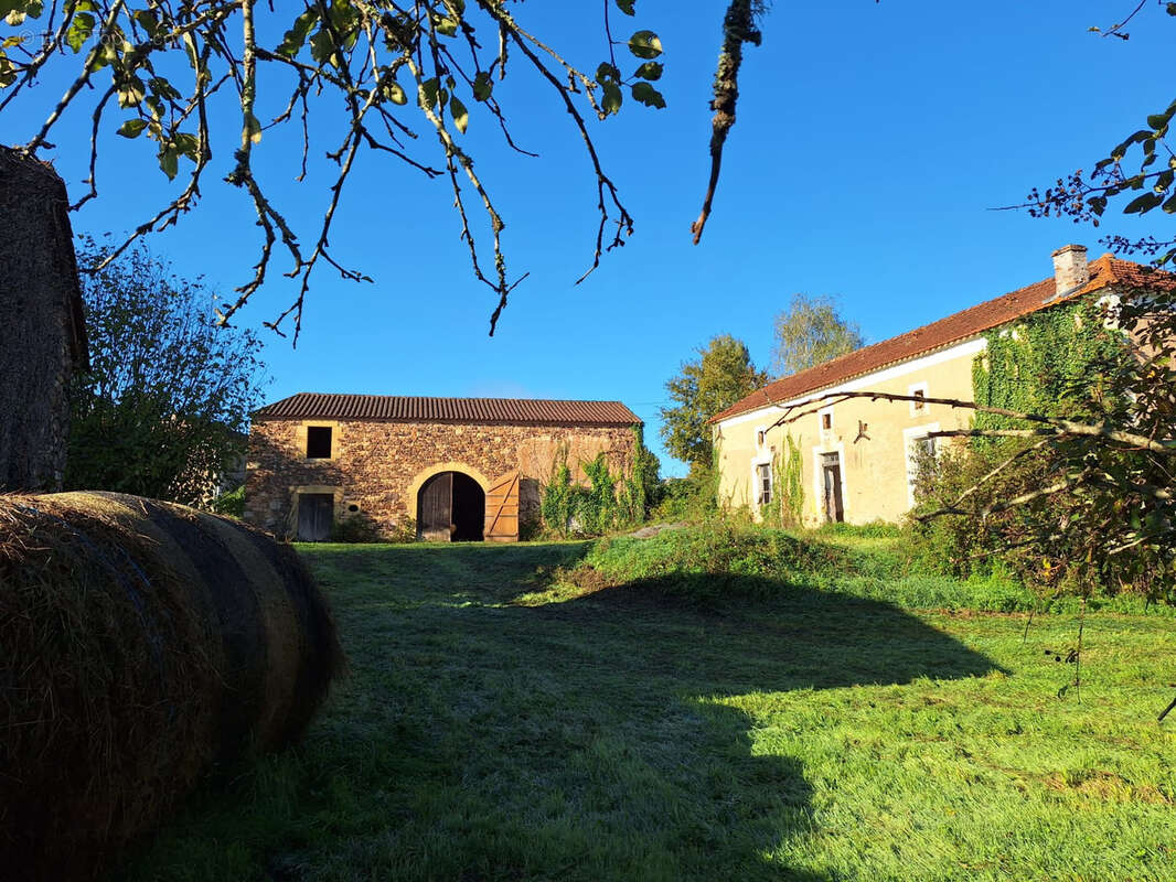Maison à MAZEYROLLES
