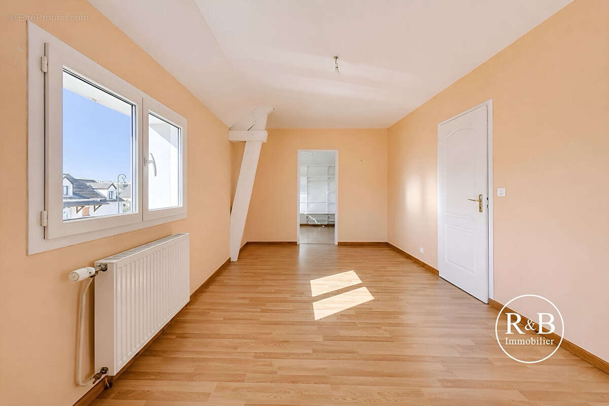 Maison à LES CLAYES-SOUS-BOIS