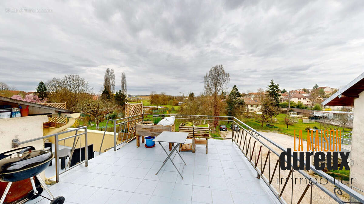 Appartement à POUILLEY-LES-VIGNES