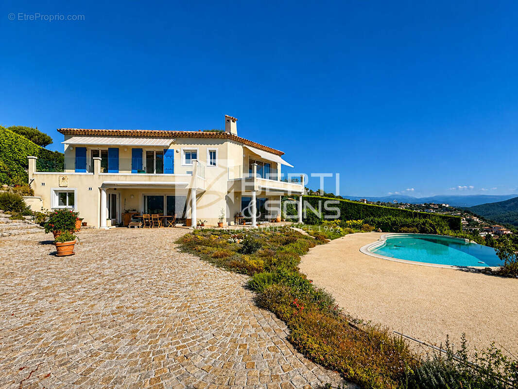 DOMAINE SECURISÉ - Villa 5 pièces de 211 m² avec vue mer panoramique - photo 2