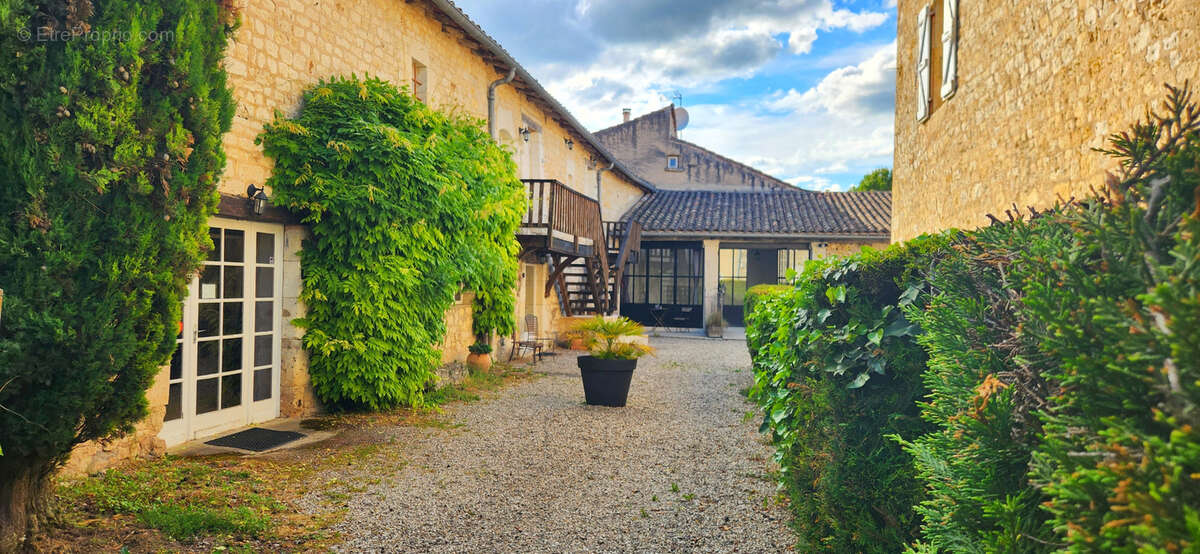 Maison à DONNAZAC