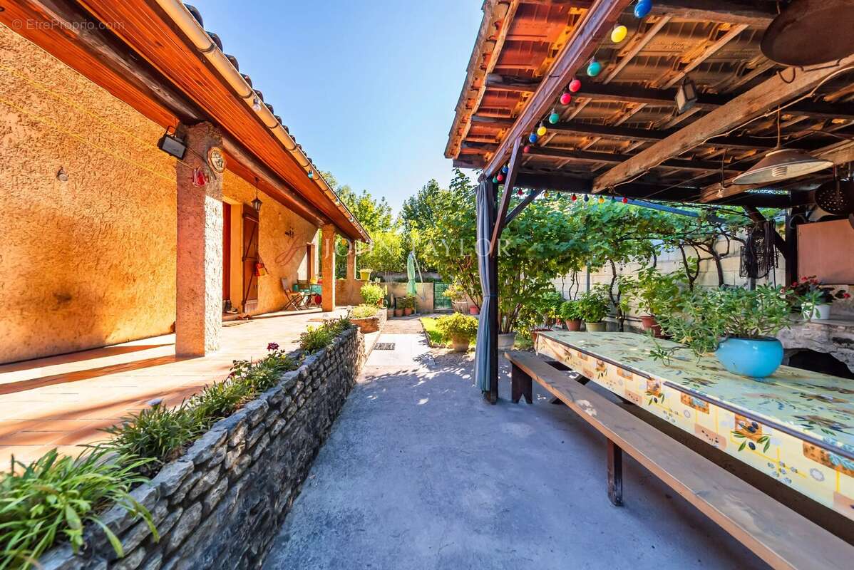 Les taillades — maison traditionnelle avec piscine et jardin - photo 2