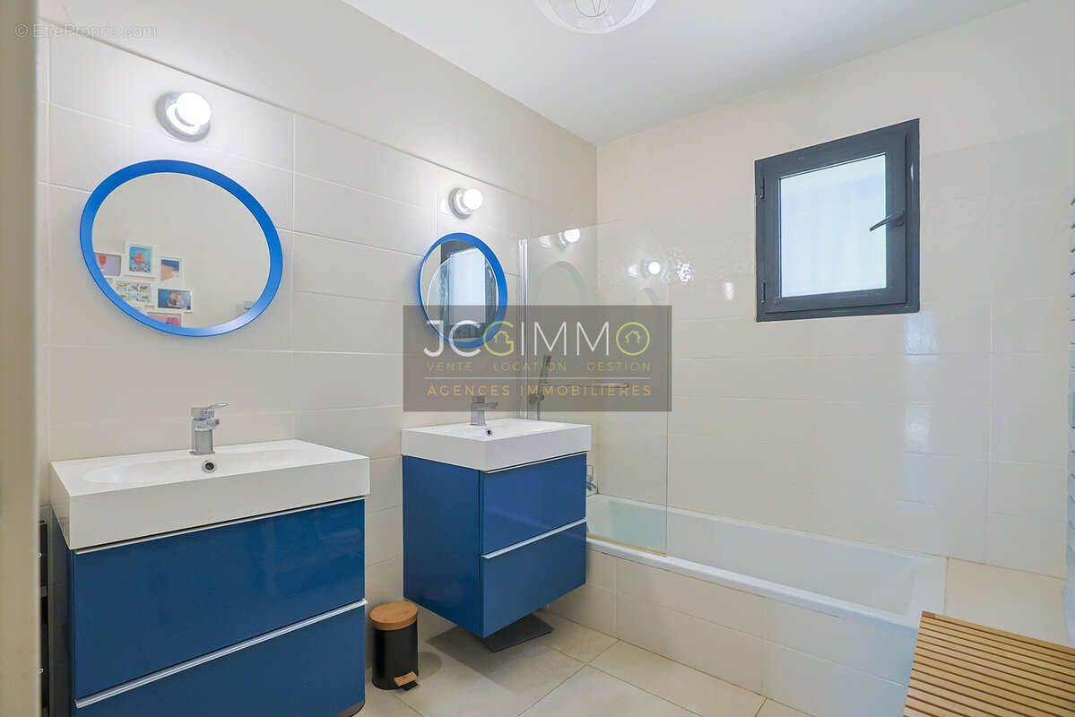 Villa contemporaine T5 de 150m2 habitables avec vue dominante, garage et piscine ! - photo 19
