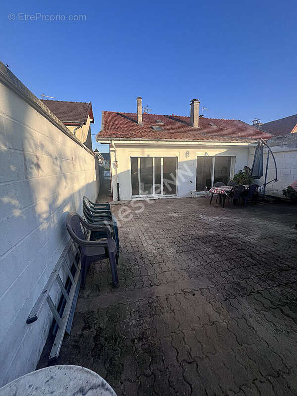 Maison à GUIGNICOURT