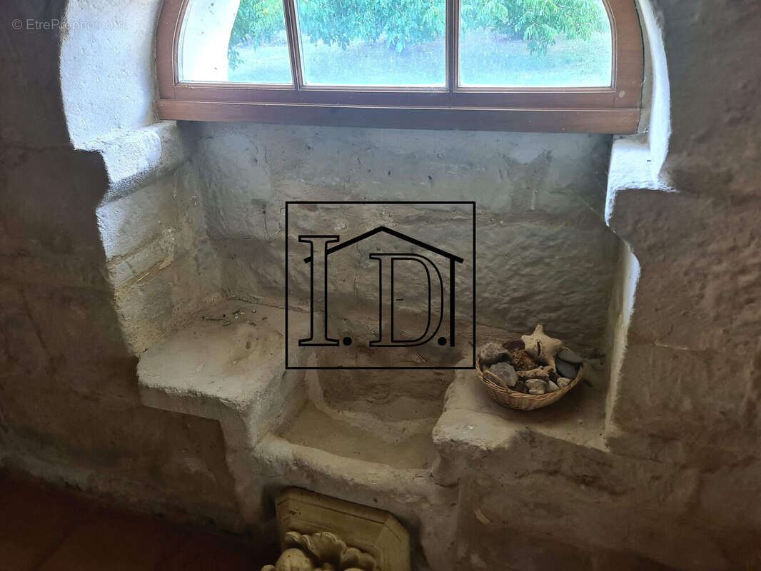 Ancien Evier en Pierre SALON - Maison à SAINT-COLOMB-DE-LAUZUN