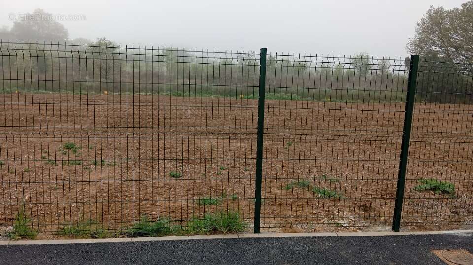 Terrain à POUZOLLES