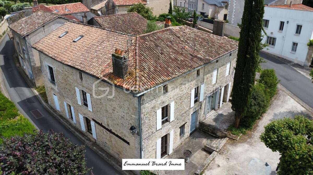 À vendre – immeuble de 4 logements au cœur de la cité médiévale de lusignan - photo 2