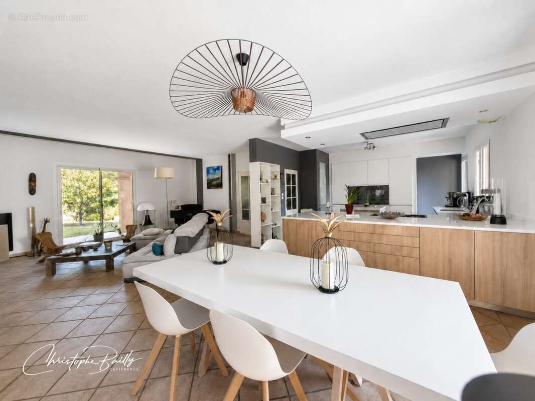 Maison familiale de 182 m² avec piscine et jardin arboré à Rouffiac-Tolosan (31180) - photo 5