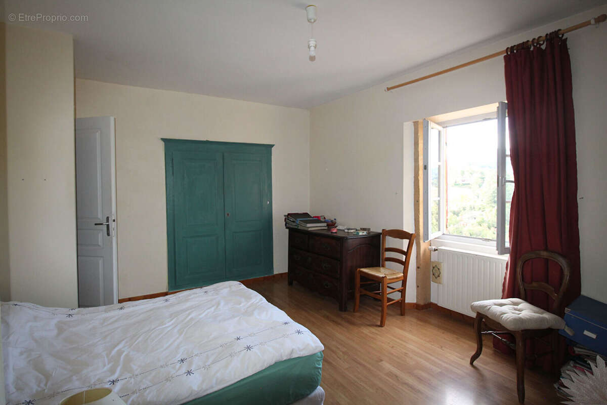 CHAMELET Appartement  T3 à aménager  78.83 m² - photo 4