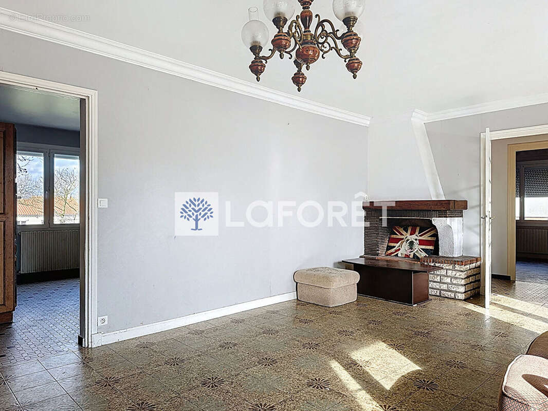 À vendre - Maison de 100 m2 en plein bourg de La Peyratte - photo 6