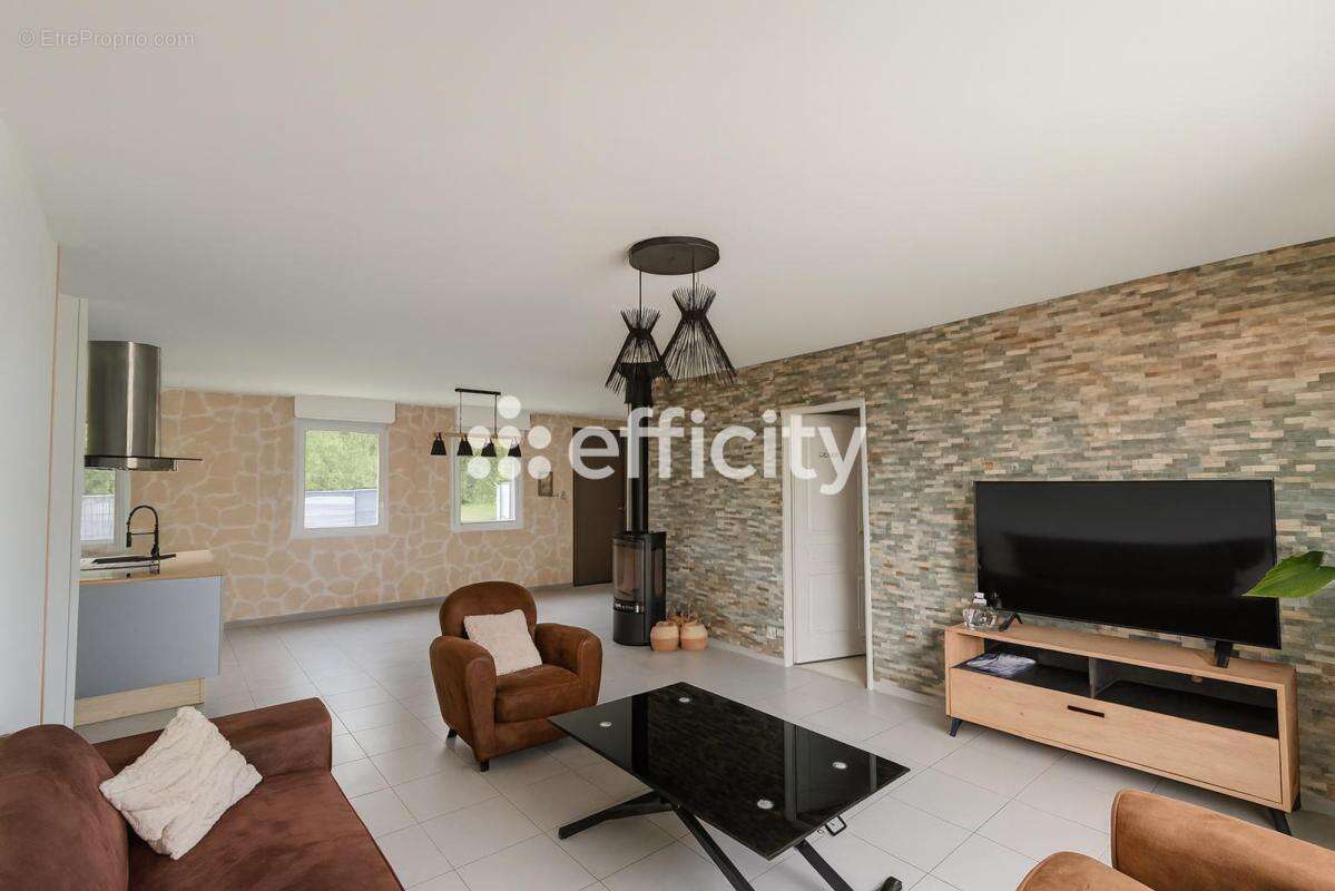 Maison à CHAMPAGNE-SAINT-HILAIRE