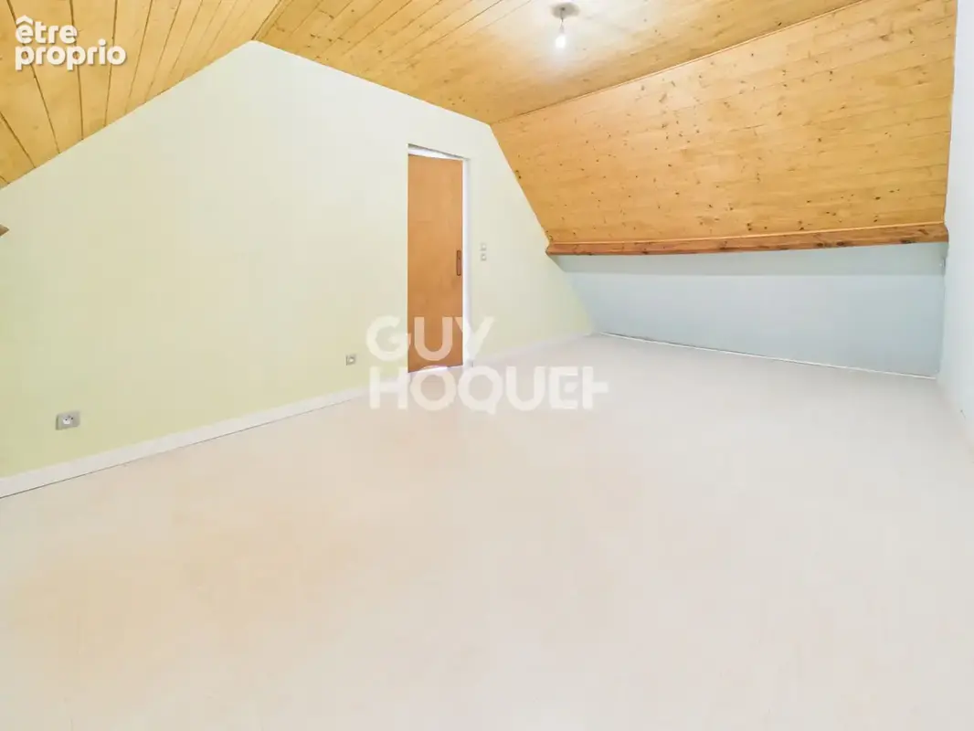 LA SAUSSAYE - Maison de 112 m², 3 chambres + bureau, terrain de 758 m² avec cheminée et poutres apparentes - photo 12