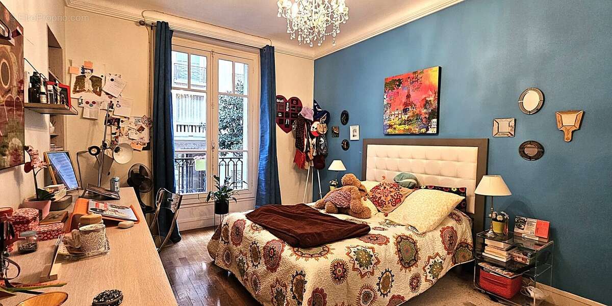 Chambre 2 - Appartement à NEUILLY-SUR-SEINE