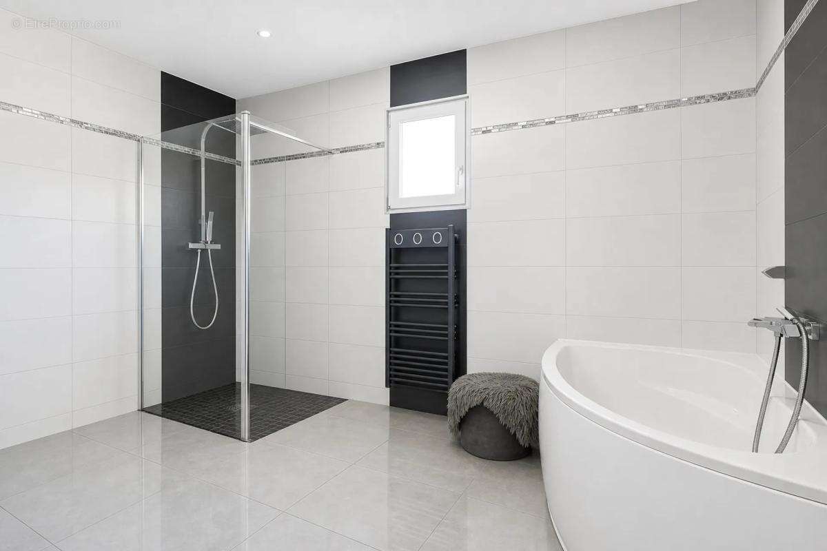 Maison 7 pièces avec grand jardin et piscine - photo 7