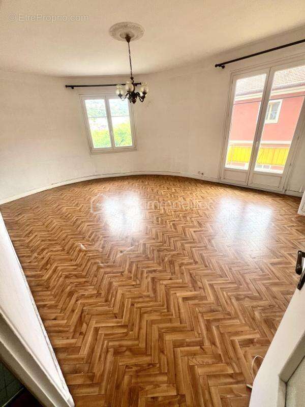 Nice Saint Roch 06300 - Appartement T4 à rafraîchir  - Ascenseur - Centre ville - photo 2