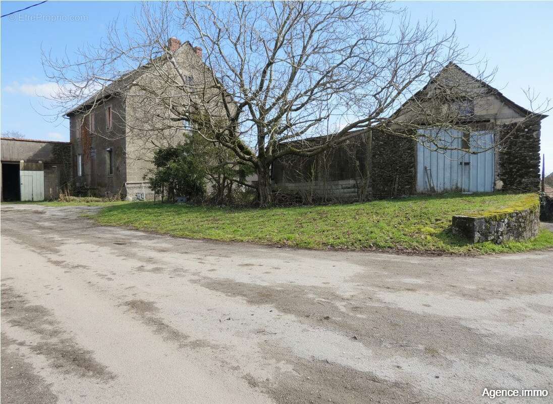 Maison à RIEUPEYROUX