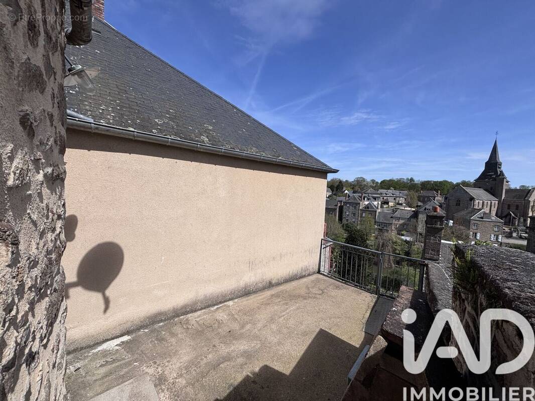 Photo 1 - Maison à AMBRIERES-LES-VALLEES