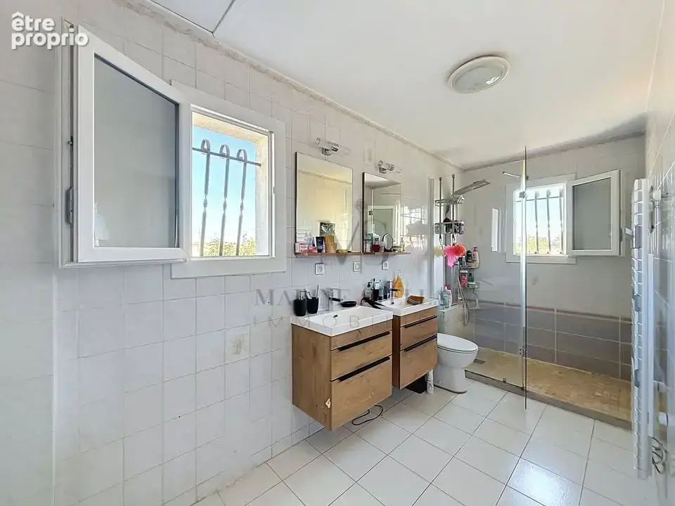 Maison avec piscine en centre-ville de Béziers : 3 chambres, garage et jardin arboré - photo 13