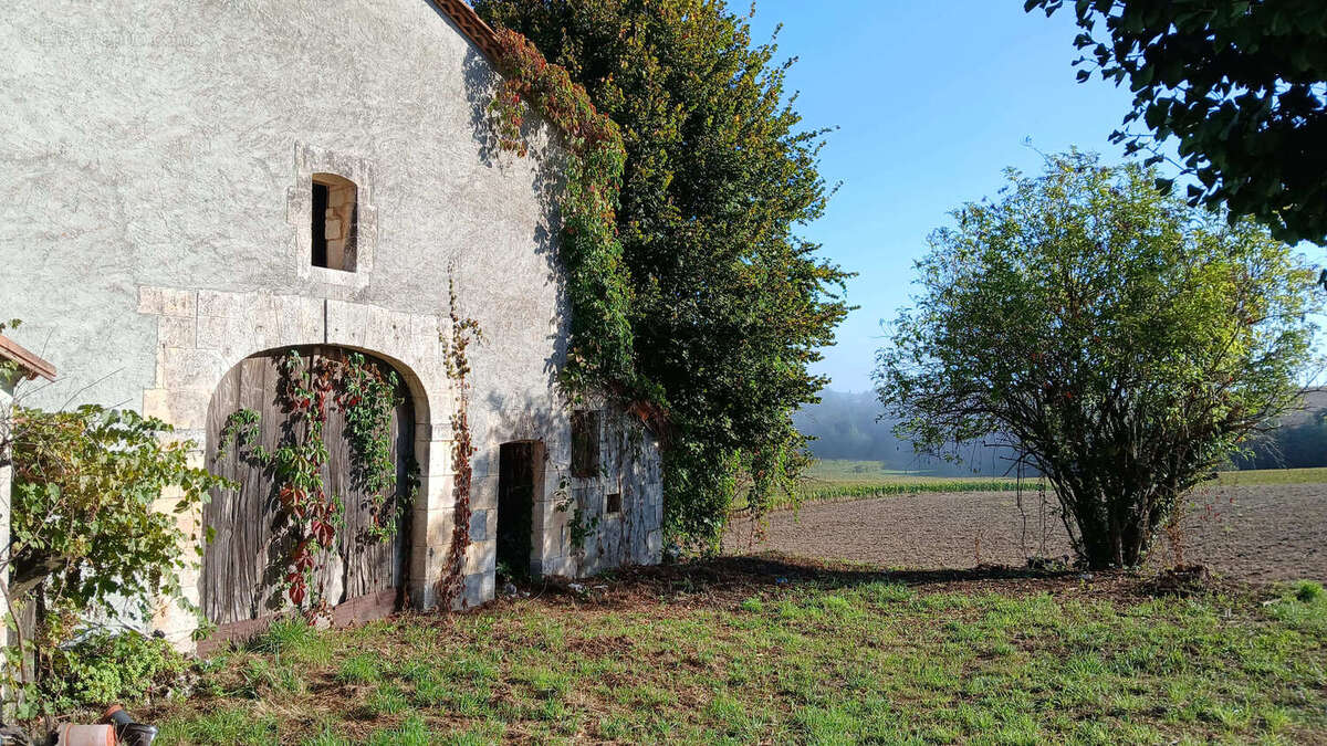 Maison à MONTMOREAU-SAINT-CYBARD