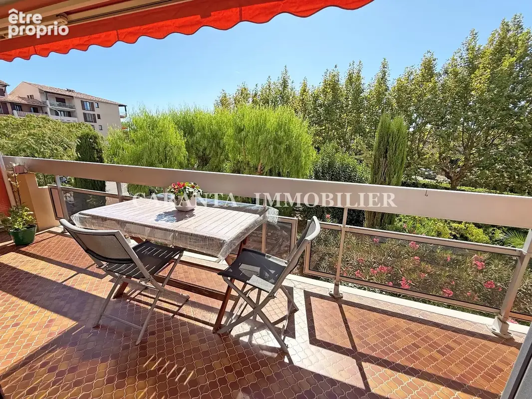 Vente appartement 3 pièces Ste Maxime proche centre avec parking, clim et cave parfait état - photo 2