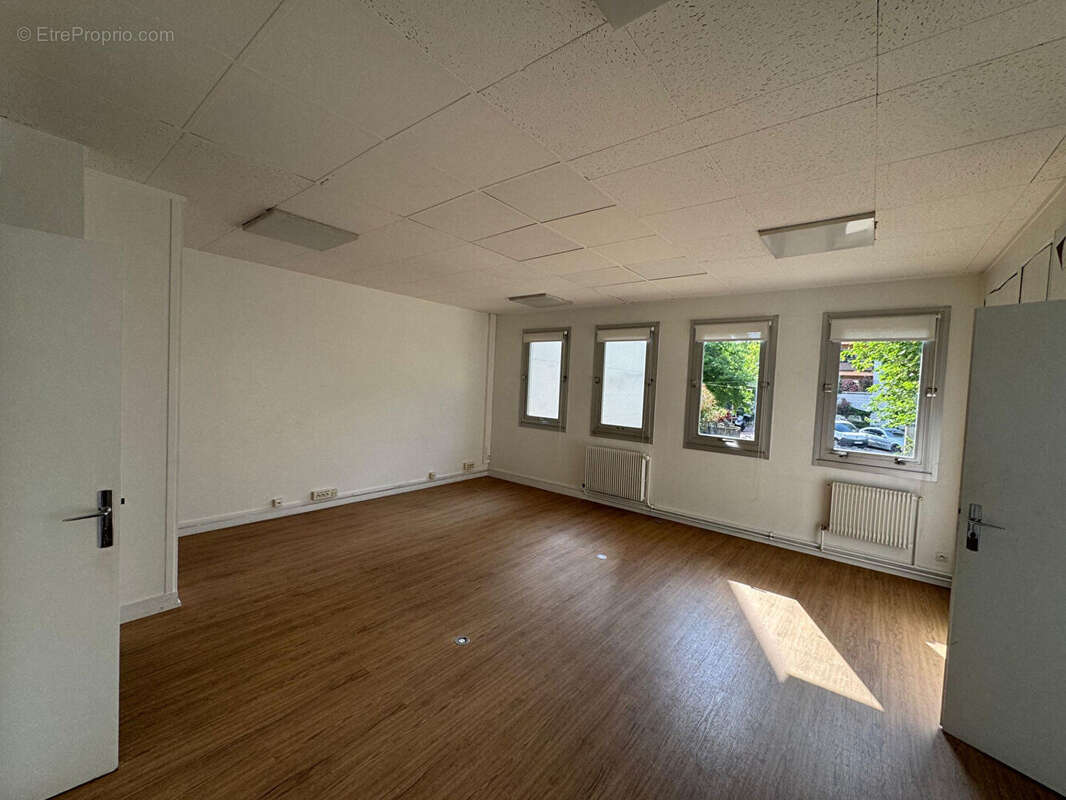 Commerce à SURESNES