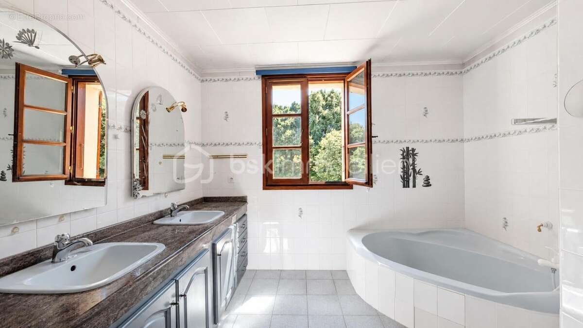 Maison traditionnelle avec très belle vue, grands volumes et terrain de plus de 2 000 m² - photo 18