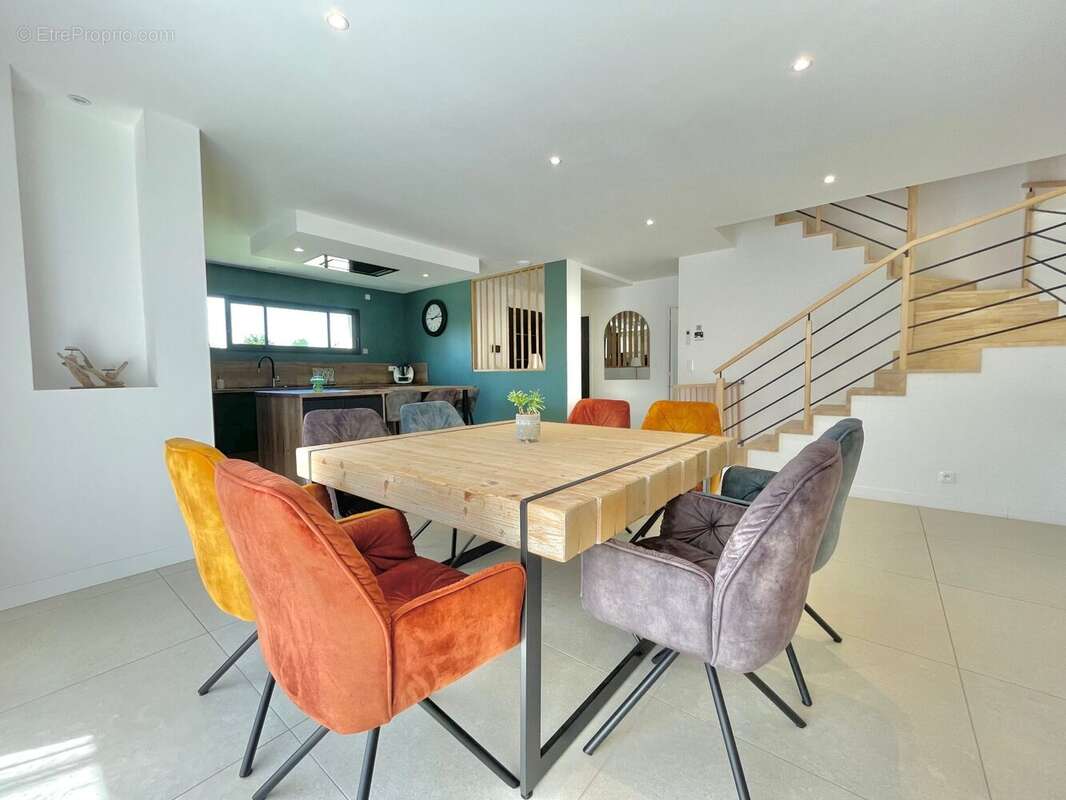 Maison 134 m² à Bourg-Des-Comptes  - photo 4