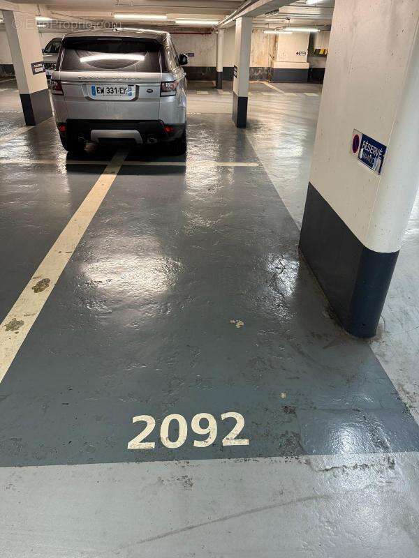 Parking à PARIS-2E