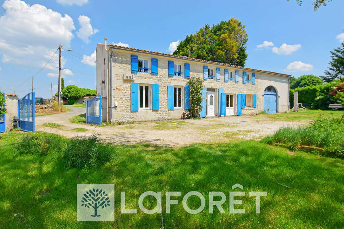 Maison à SAINT-GENIS-DE-SAINTONGE