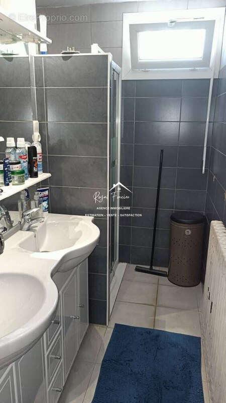 Salle d&#039;eau récente  - Maison à CHATELLERAULT