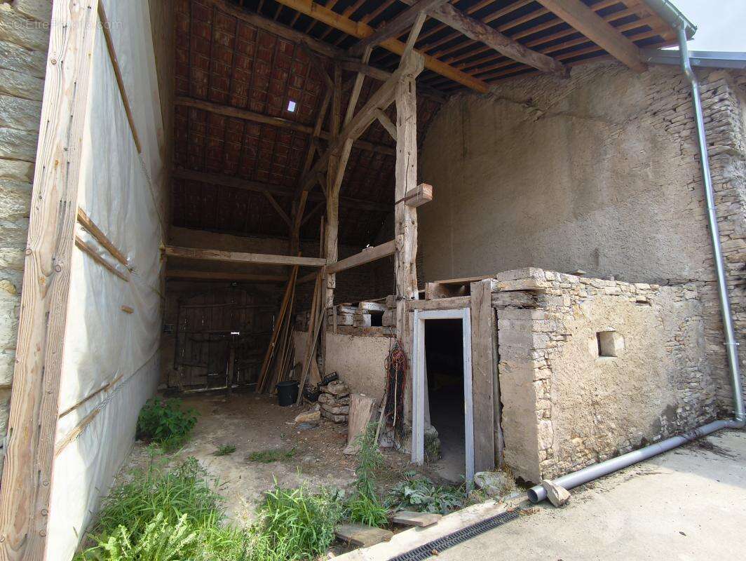 Maison à COMBEAUFONTAINE