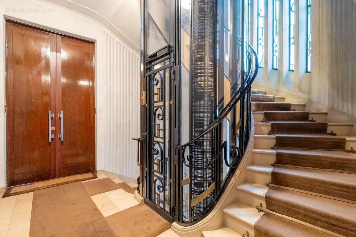 Appartement à PARIS-16E