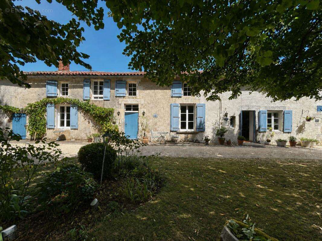 Maison en pierre de 186m2, dépendances et beau jardin - photo 2