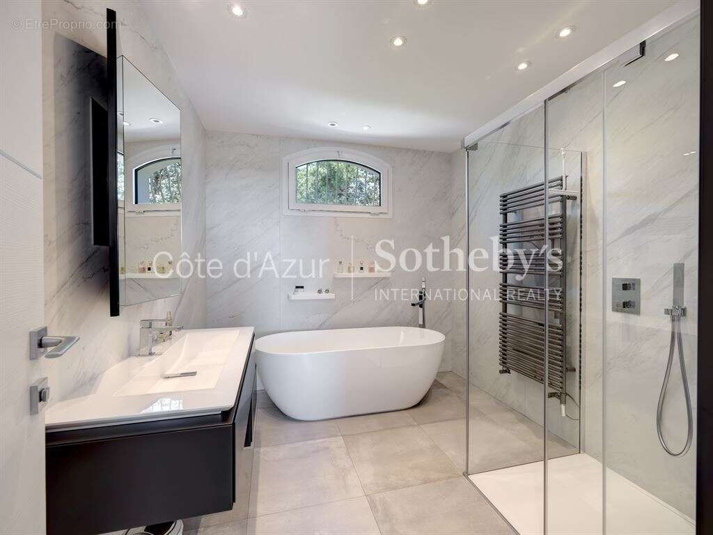 Maison à LA ROQUETTE-SUR-SIAGNE