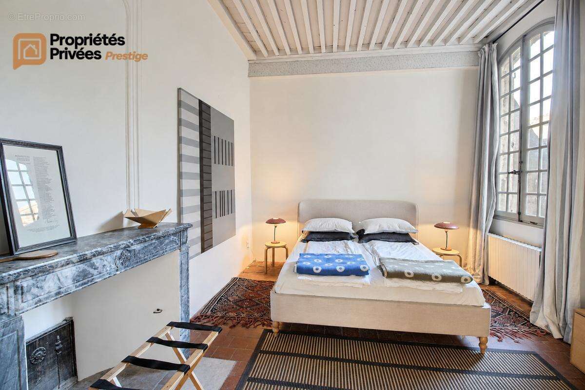 UZÈS : Une adresse d'exception Hôtel particulier de 316 m², vendu dans son intégralité, sur la prestigieuse Place Dampmartin - photo 12
