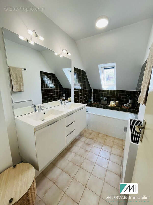 Maison à LES ESSARTS-LE-ROI