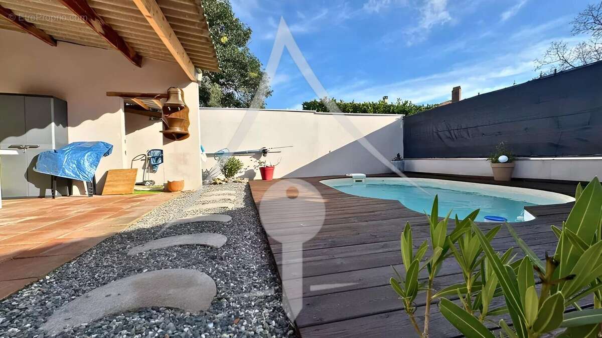 Maison à LAVERNOSE-LACASSE