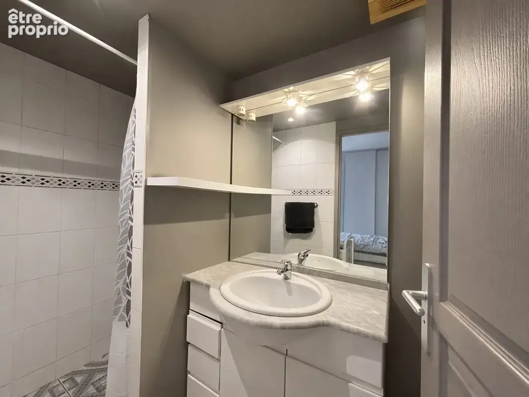 salle d'eau depuis la chambre
